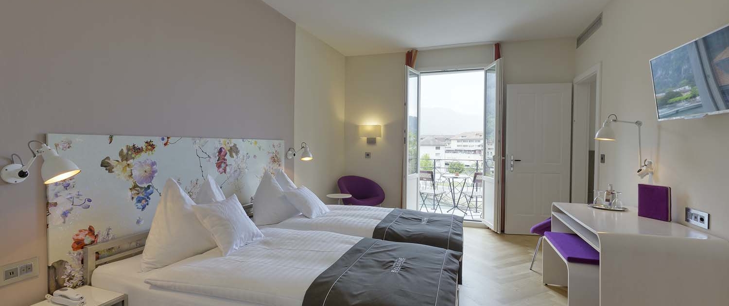 Zimmer mit Klimaanlage, Balkon und Aussicht im Hotel Bellevue Interlaken