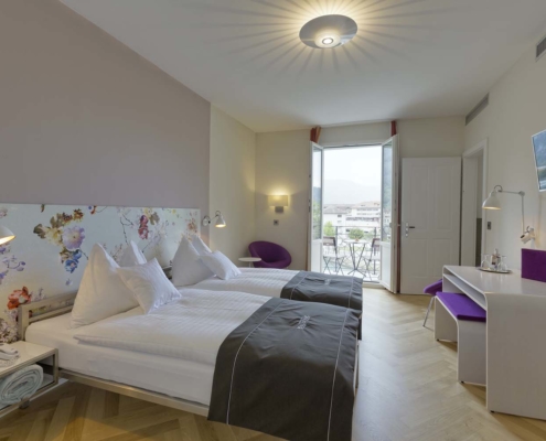 Zimmer mit Klimaanlage, Balkon und Aussicht im Hotel Bellevue Interlaken