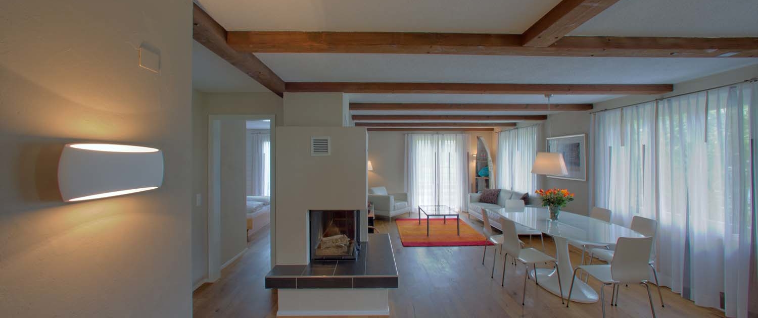 Essbereich mit Kamin im Riverhouse Ferienhaus des Hotel Bellevue Interlaken