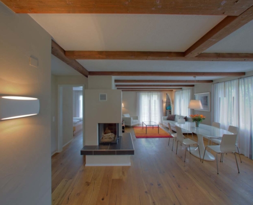 Essbereich mit Kamin im Riverhouse Ferienhaus des Hotel Bellevue Interlaken