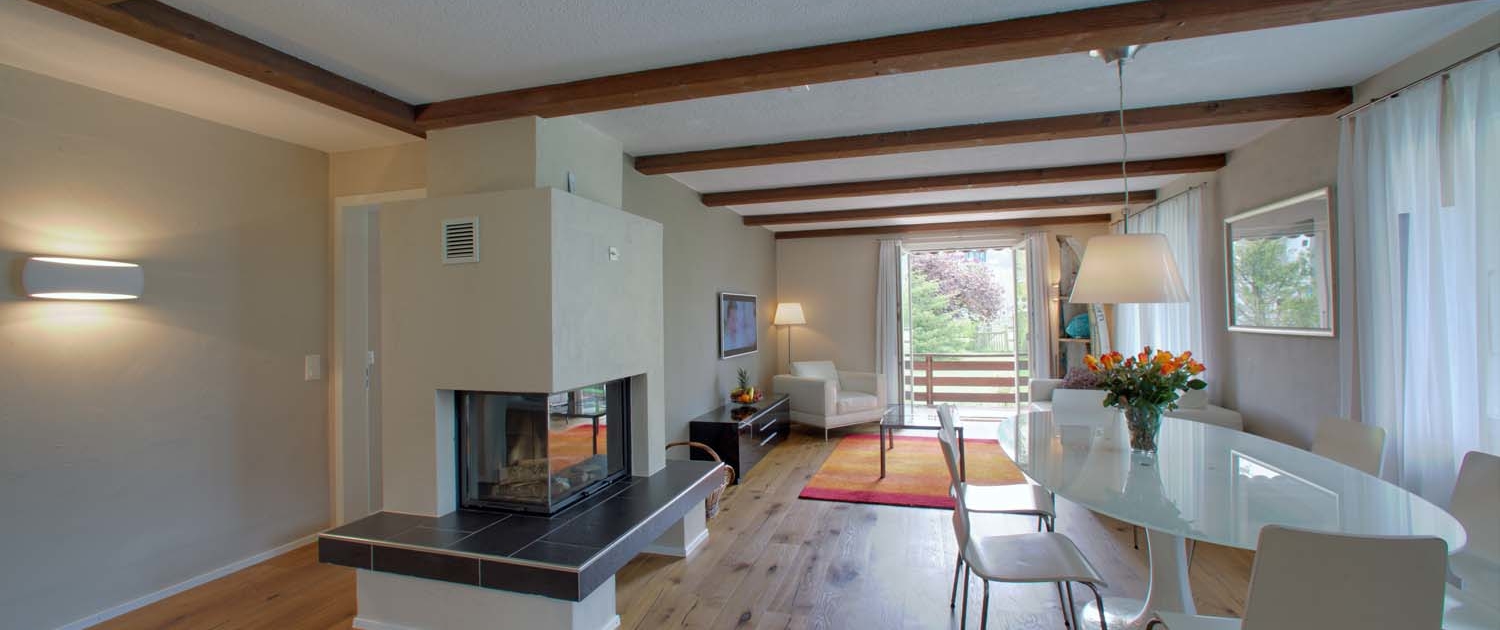 Essbereich mit Kamin, Wohnbereich mit Terrasse und Grill im Ferienhaus Riverhouse des Hotel Bellevue Interlaken