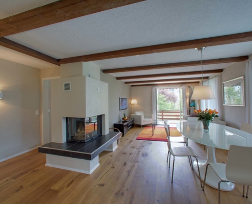 Essbereich mit Kamin, Wohnbereich mit Terrasse und Grill im Ferienhaus Riverhouse des Hotel Bellevue Interlaken