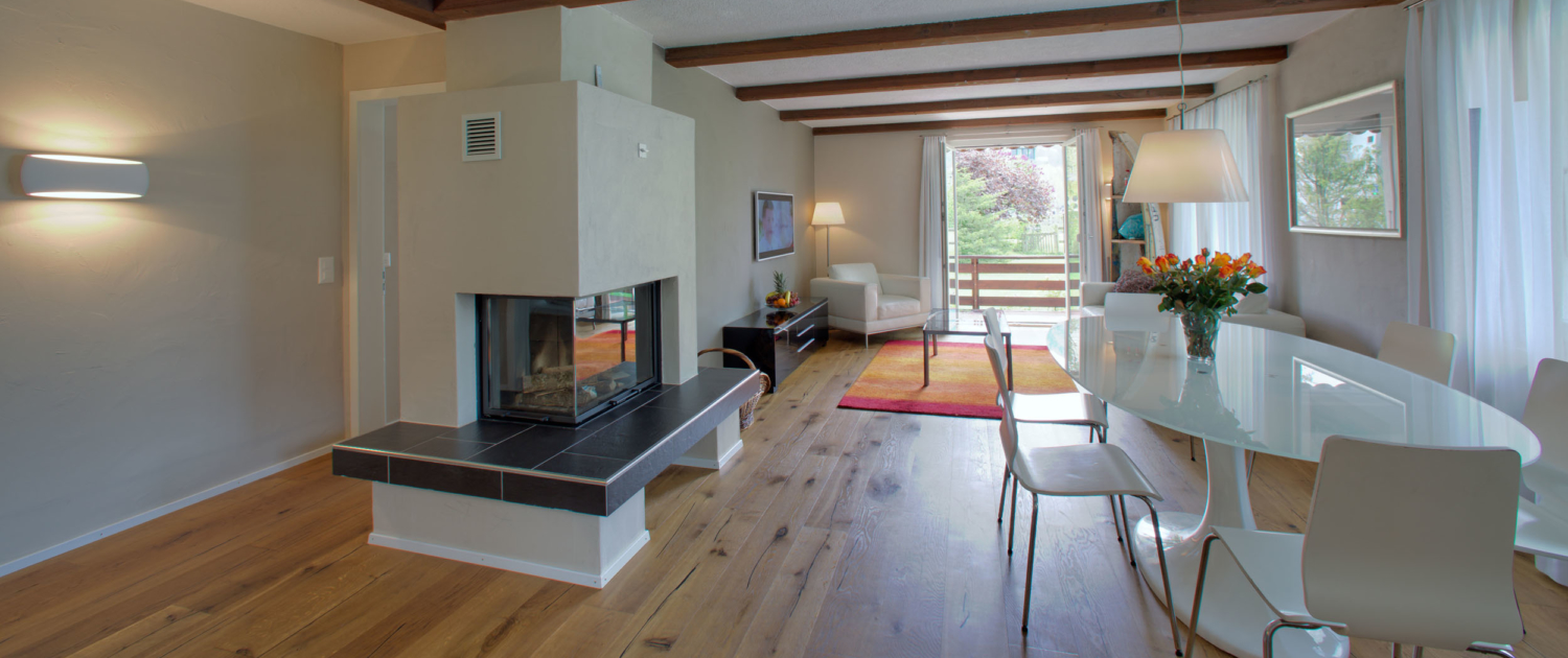 Essbereich mit Kamin im Ferienhaus des Hotel Bellevue Interlaken