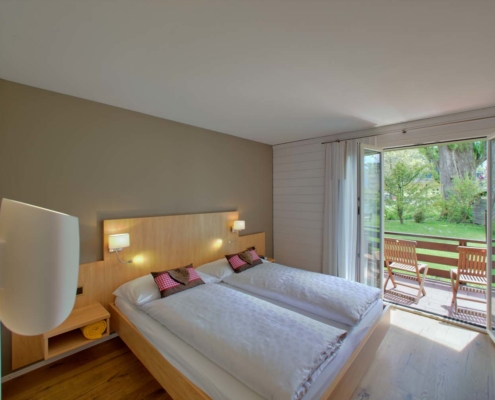Schlafzimmer mit Terrasse im Riverhouse Ferienhaus des Hotel Bellevue Interlaken