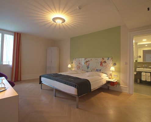 Familienzimmer mit Bad, Balkon und Aussicht im Hotel Bellevue Interlaken