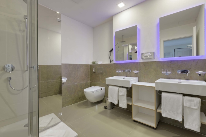 Badezimmer des Familienzimmers im Hotel Bellevue Interlaken