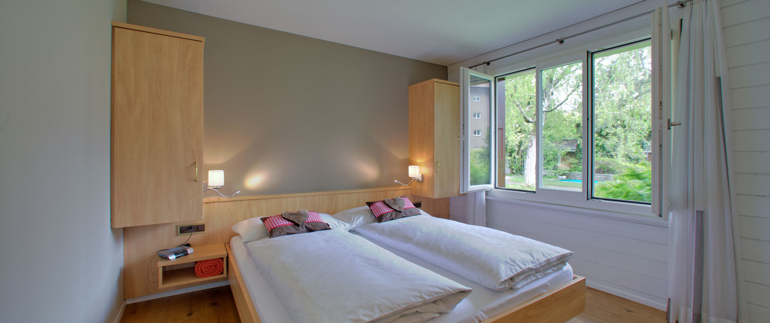 Schlafzimmer im Riverhouse Ferienhaus im Garten des Hotel Bellevue Interlaken