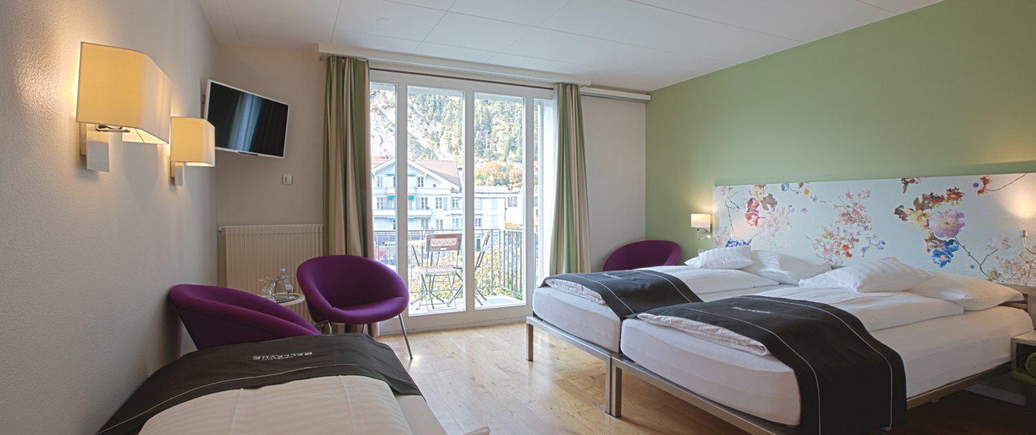 Dreibettzimmer mit Balkon und Klimaanlage