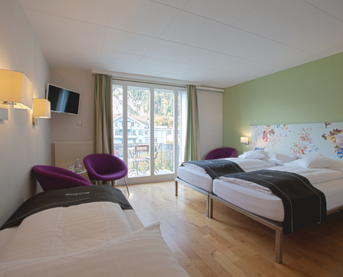 Dreibettzimmer mit Balkon und Klimaanlage