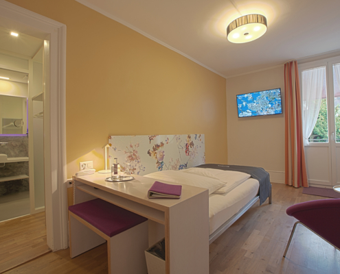 Einzelzimmer mit Sicht auf den Garten