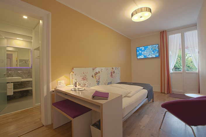 Einzelzimmer mit Sicht auf den Garten