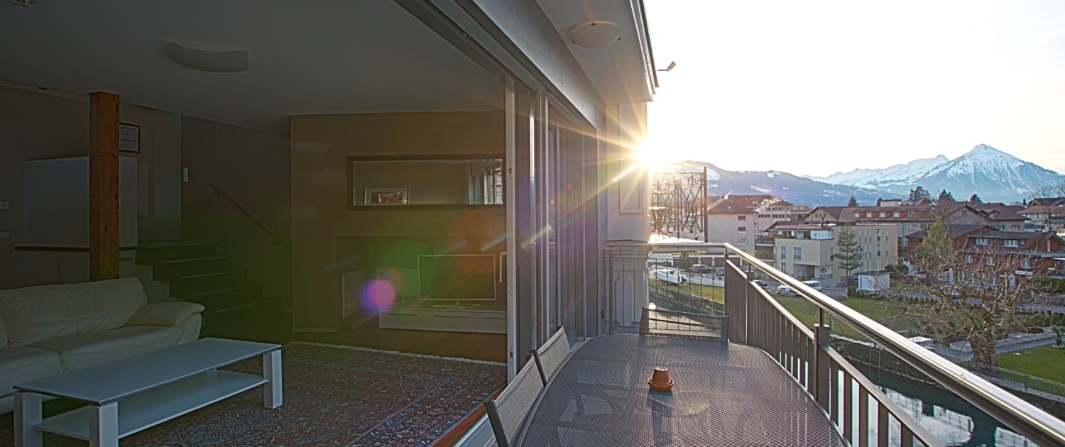 Aussicht vom Bellevue-Apartment mit Niesen und Unterseen