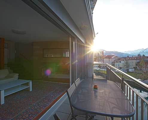 Aussicht vom Bellevue-Apartment mit Niesen und Unterseen