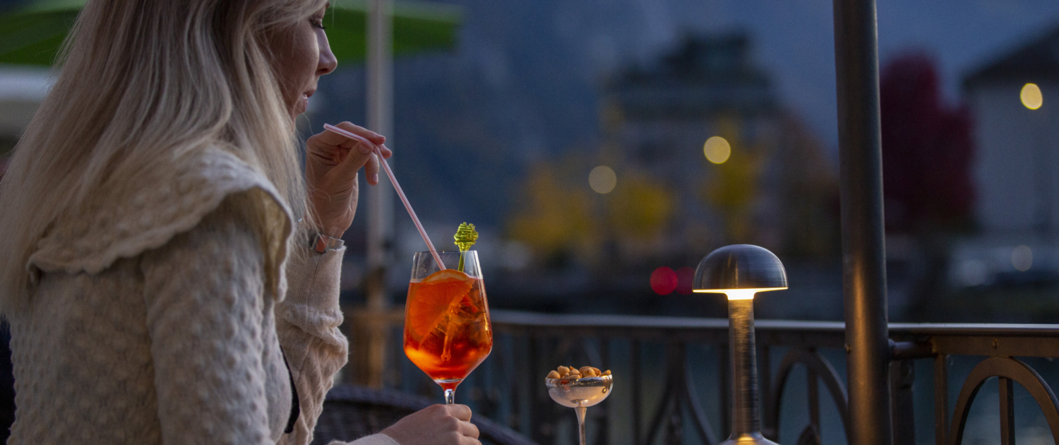 Aperol-Spritz Terrasse am Fluss