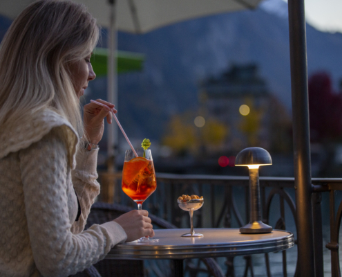 Aperol-Spritz Terrasse am Fluss